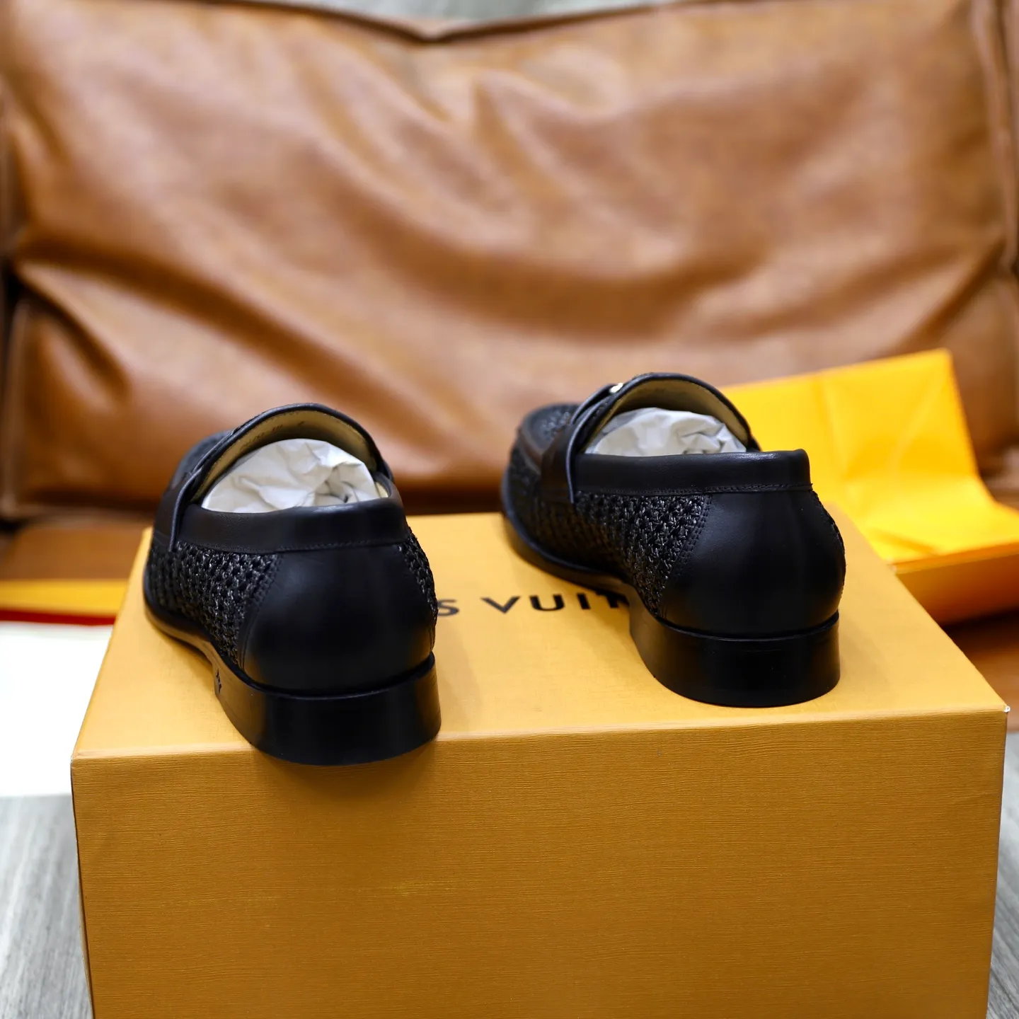 Men's Men's Shoes💰💰920LV Louis Vuitton Slip-on Loafers, top quality products from Guangzhou, ready for sale! This LV Glove loafer is made of selected soft cowhide, with a slightly wrinkled leather surface and a very high-end texture. Each pair is unique. The leather surface is light and soft, with a fine texture and good luster. It is a classic loafer style, with exquisite handmade mark stitching on the toe, and a square toe configuration to highlight the classic style. The horizontal band has hot-printed LV three-dimensional letters, semi-solid handcrafts and a genuine leather outsole, and a rubber patch on the heel to create wear-resistant performance and comfort. One of the must-have loafers for men! Comes with full original packaging! Code number: 38-39-40-41-42-43-44 (38, 45, 46 customized) standard leather shoe code